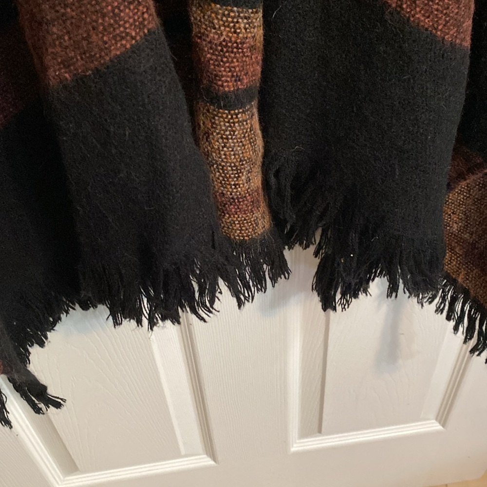 Poncho - Picture 4 of 5